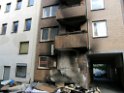 Sperrmuell Brand mit Uebergriff der Flammen auf Wohnhaus 26